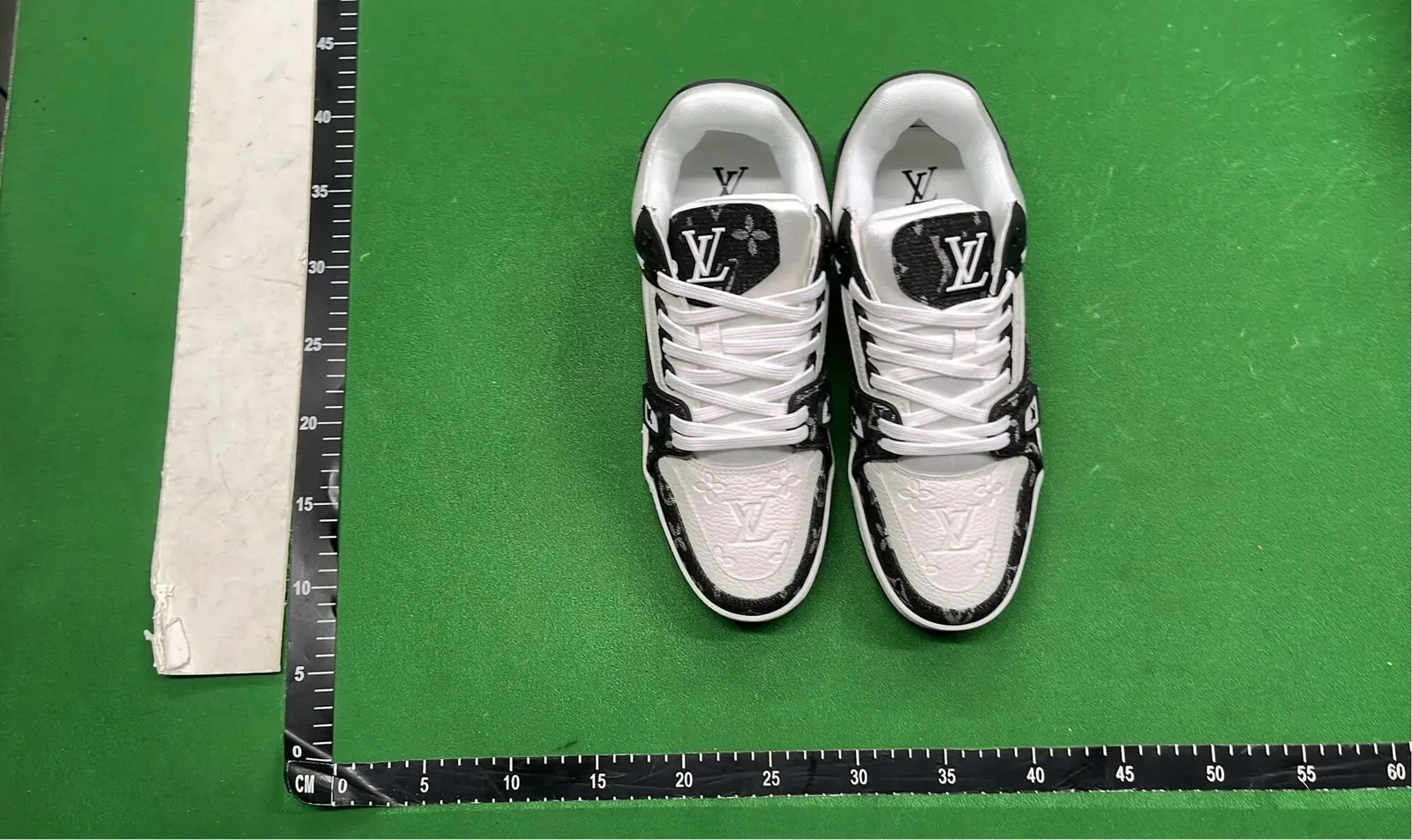Kakobuy QC shoes overhead view and scale Kakobuy QC photo of sneakers viewed from above beside a centimeter ruler